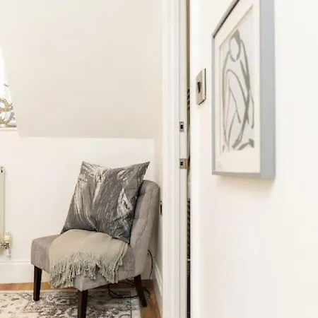 Tranquil Riverfront Oasis At High Bridge Court Lägenhet